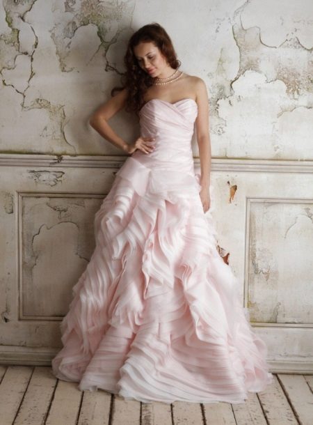 Пастелна розова сватбена рокля