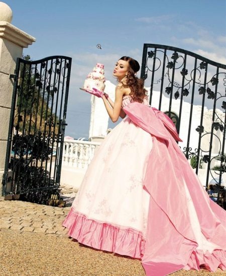 Biało-różowa bufiasta suknia ślubna