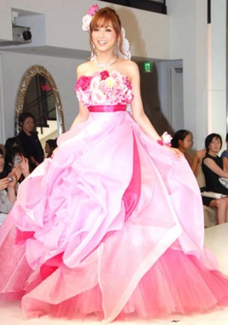 Сватбена рокля с розов лък