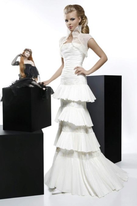 Vestido de novia de la colección Courage con falda de varios niveles.