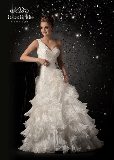 Viacvrstvové svadobné šaty od spoločnosti Be Be Bride 2011