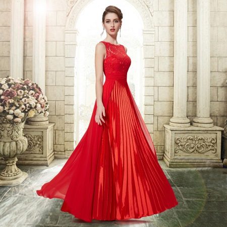 2015 m. Raudona plisuota vakarinė suknelė
