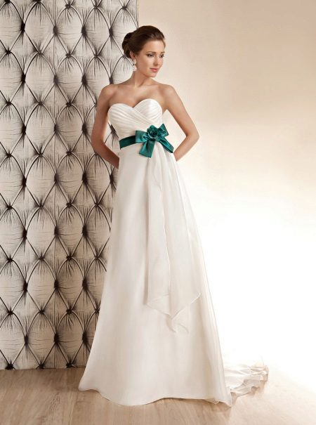 Vestido de noiva branco com um laço verde