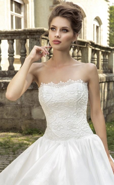 Váy cưới với corset từ Armonia