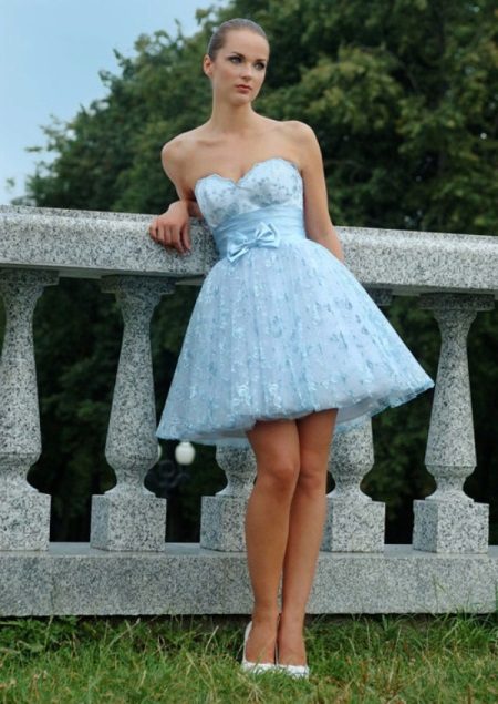 Sapatos para um vestido de noiva azul