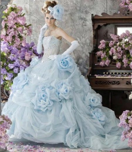 Vestido de novia azul con guantes