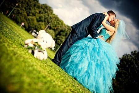 Mėlyna pūkuota vestuvinė suknelė