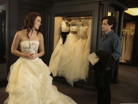 La elección de un vestido de novia por parte del novio.