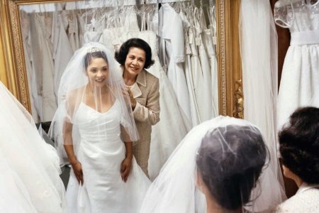 اختيار فستان الزفاف مع والدة الزوج