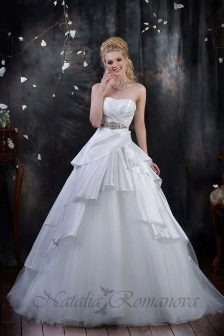 فستان زفاف بأسلوب الأميرة من Romanova