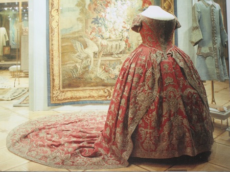 فستان زفاف احمر قديم