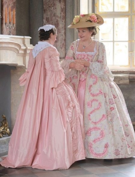 Váy cưới màu hồng cổ điển