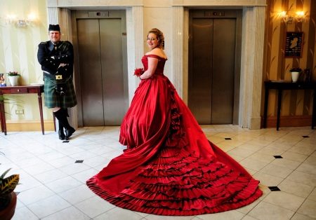 Червена сватбена рокля за наднормено тегло