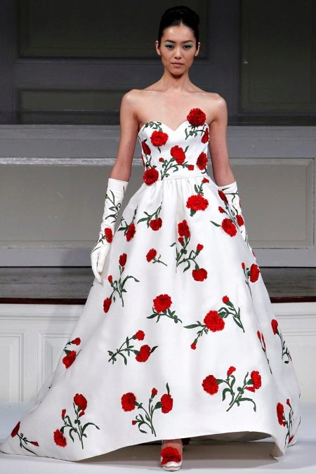 Сватбена рокля с червени рози