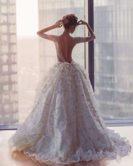 Suknia ślubna z pełnym tyłem