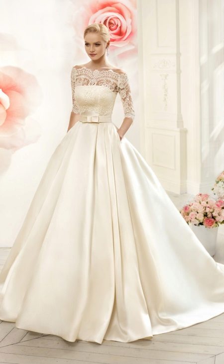 Sodri vestuvinė suknelė rankovėmis ir nėrinių viršus