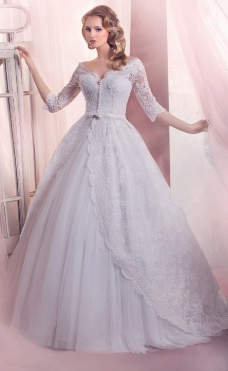 Сватбена рокля на принцеса с ръкави