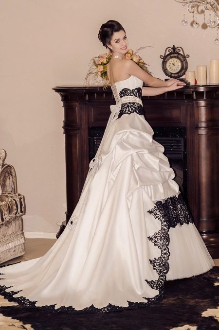 Gaun pengantin dengan renda hitam dari Victoria Karandasheva