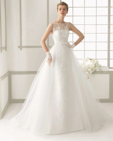 Wedding dress with pearls and lace