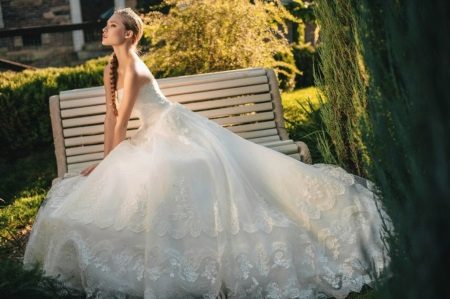 Vestido de novia con falda bordada