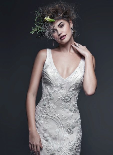 Gaun pengantin bersulam dengan kristal Swarovski