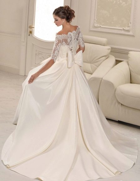 Сватбена рокля с дантела на гърба