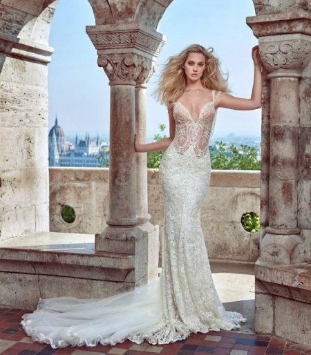 Delicate lace wedding dress