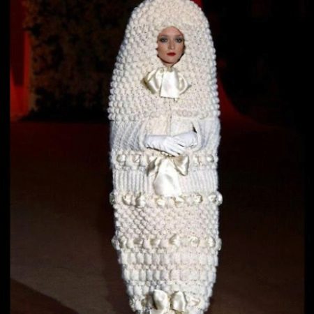 Vestido de noiva em crochê Yves Saint Laurent