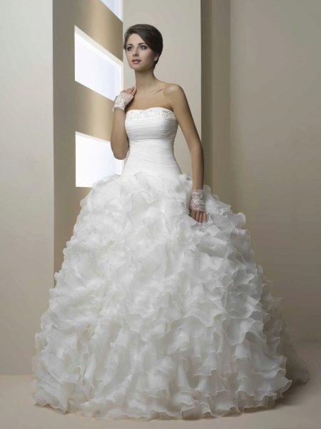 A magnificent wedding dress from the Gold collection by Hadassah