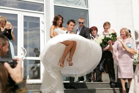 Gaun pengantin dengan crinolin Ani Lorak
