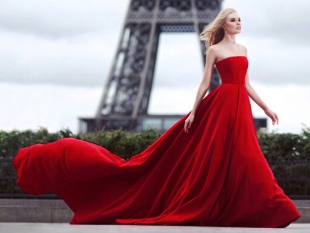 Pakaian petang merah yang indah