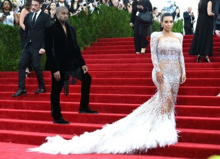 Kandidátne čipkové večerné šaty Kim Kardashian