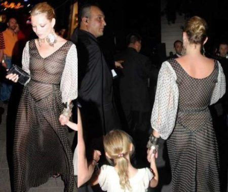 Kate Mos permatomoje vakarinėje suknelėje su polka taškeliu