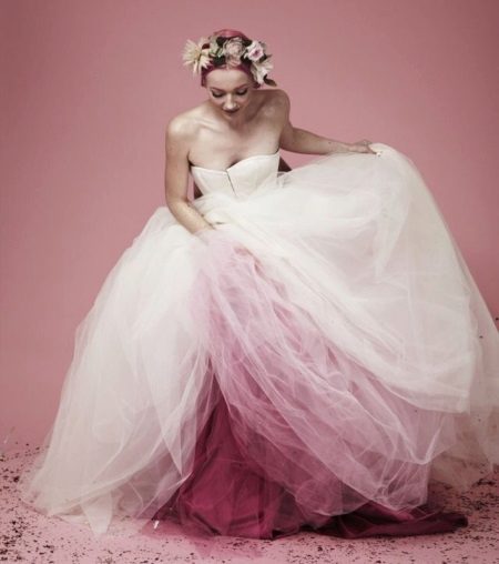 Gaun pengantin yang rimbun dengan selendang pelbagai lapisan