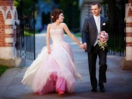 Vestuvinė suknelė su spalvotu apatiniu trikotažu