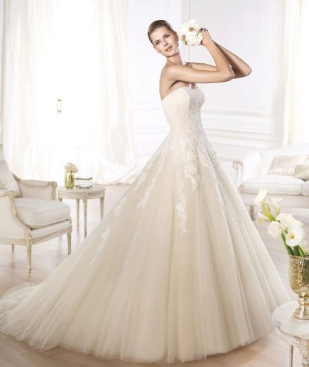 Gaun pengantin dari koleksi GLAMOR oleh Pronovias Ivory