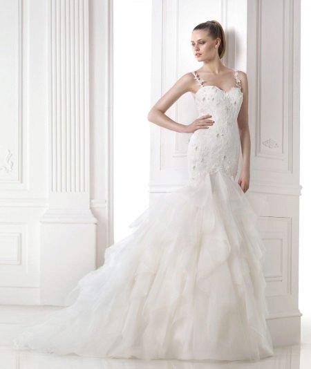 Сватбена рокля от колекцията DREAMS от Pronovias с многопластова пола
