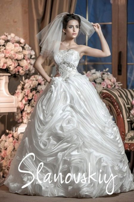 gaun pengantin yang indah dari Slanowski