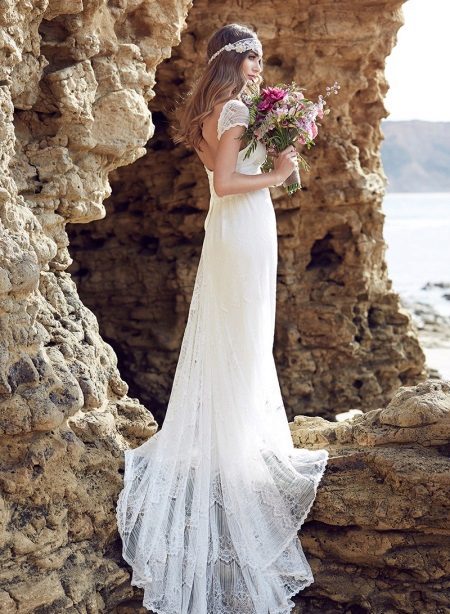 Gaun perkahwinan putih dengan gaya boho