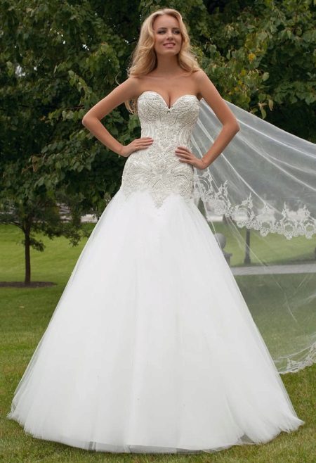 Вјенчана хаљина венчана с украшеним тракицама