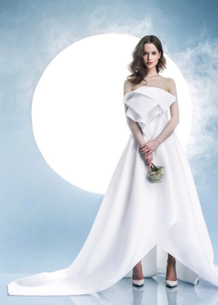 Gaun pengantin putih dengan elemen volumetrik