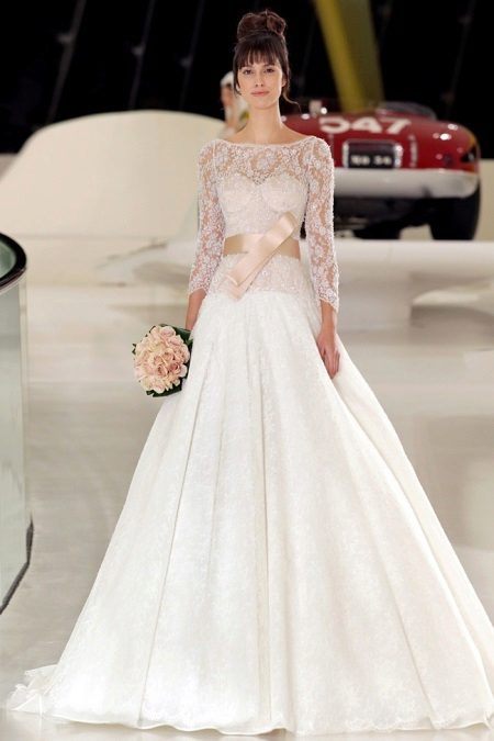Uma combinação de um vestido de noiva pêssego branco