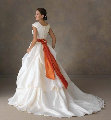 Vestuvinė suknelė su oranžiniu diržu