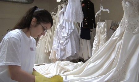 Proces czyszczenia sukni ślubnej