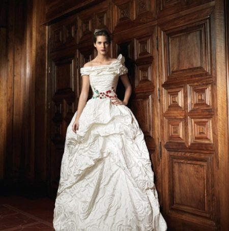 Gaun pengantin dari Raimondo Bundo sangat mengagumkan