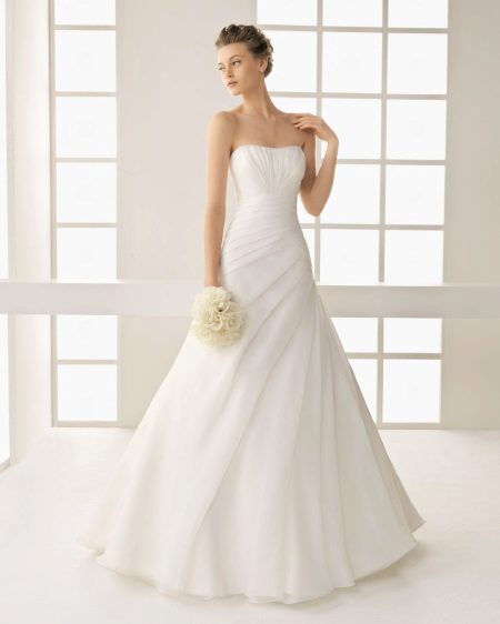 Бяла сватбена рокля класика