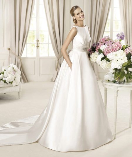 Класическа сватбена рокля от Pronovias