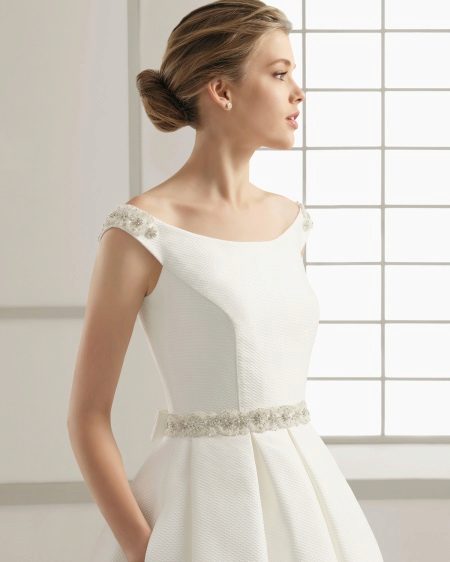 Gaun pengantin klasik dengan tali pinggang