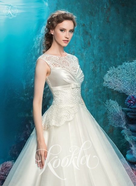 Wedding dress made of lace, silk and tulle