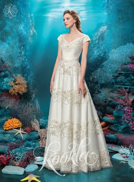 Луксозна сватбена рокля от кукли с перли